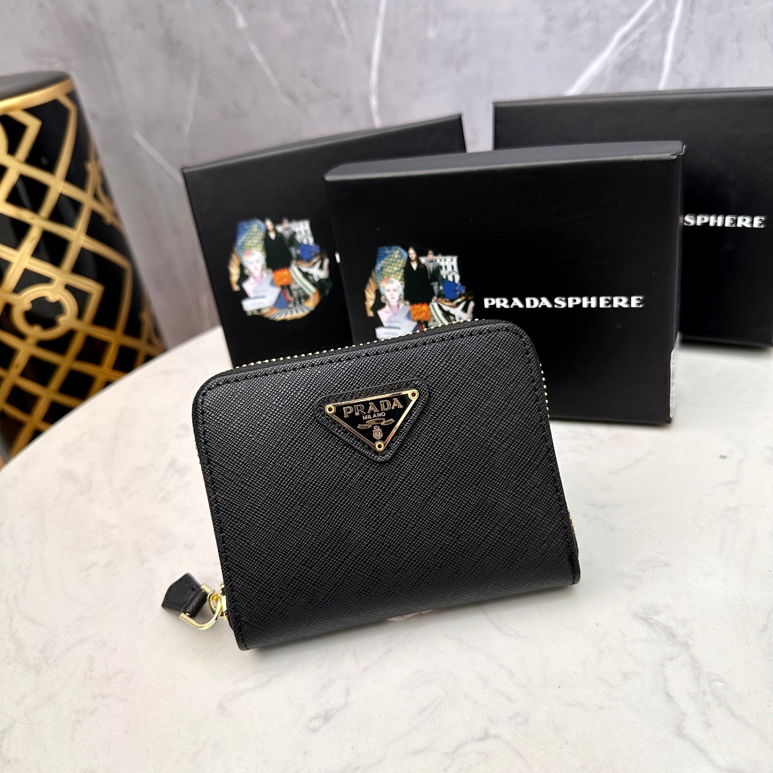 PRADA【プラダ】アイコニックな三角プレート付き 小さなジップ財布 春の新作
