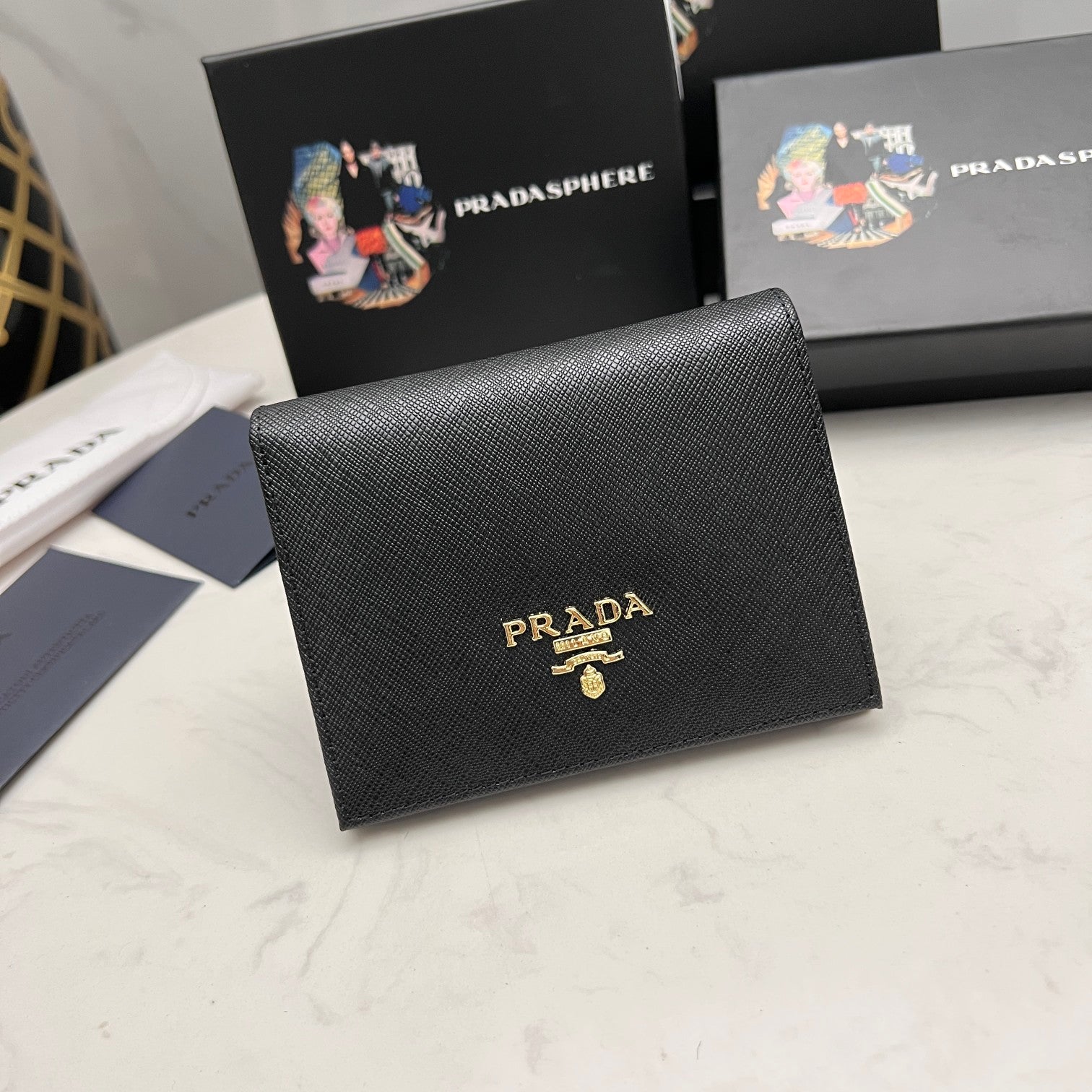 PRADA【プラダ】新作短財布 サフィアーノレザーの質感が魅力 5色