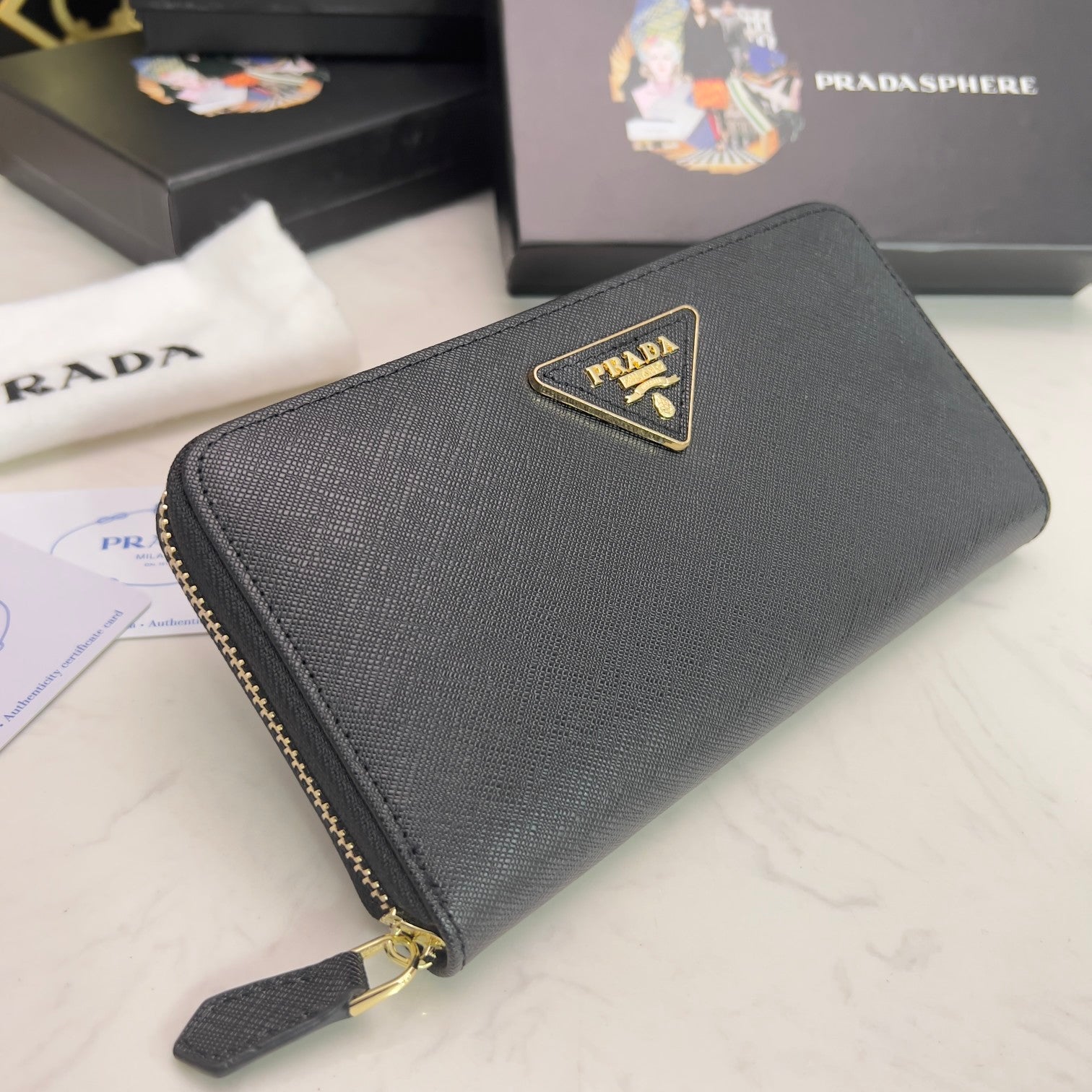 PRADA【プラダ】三角ロゴが光る 定番ジッパー長財布 上品な定番モデル