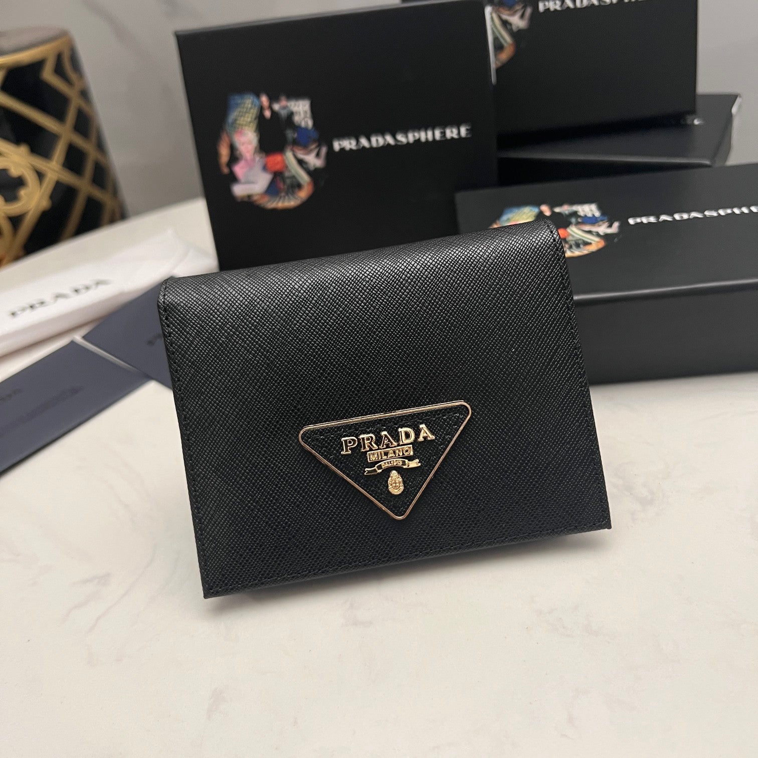 PRADA【プラダ】サフィアーノレザー使用 三角ロゴコインパース 春限定カラー展開中