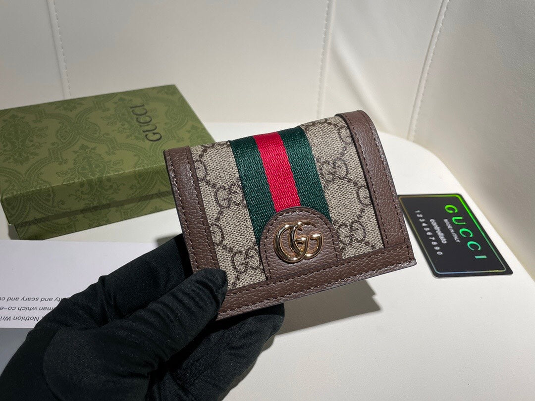 GUCCI【グッチ】 個性派！超薄デザインの短財布 持ち運び便利