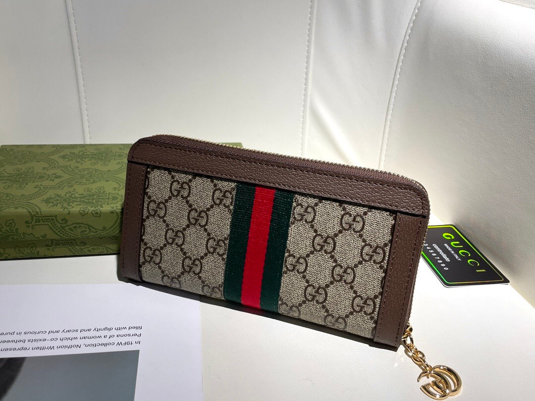 GUCCI【グッチ】 超薄型デザイン！ポケットにもすっぽり入る財布