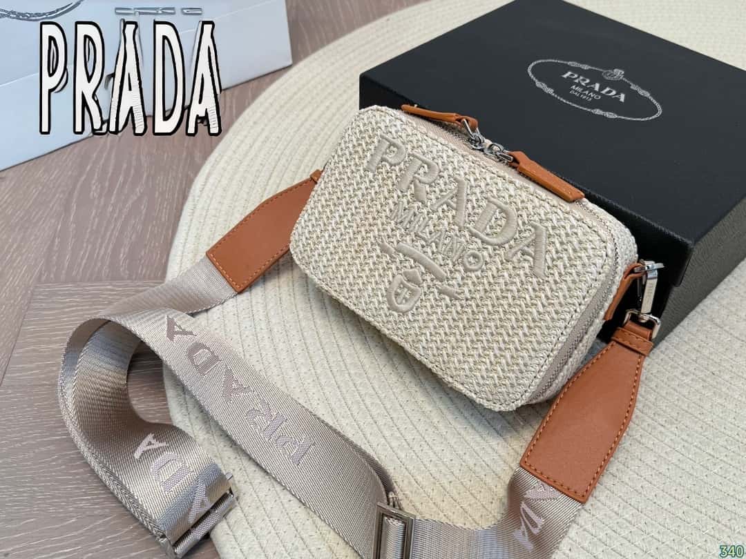 PRADA【プラダ】ラフィア素材の新作バッグ 高級感あふれるカラー展開